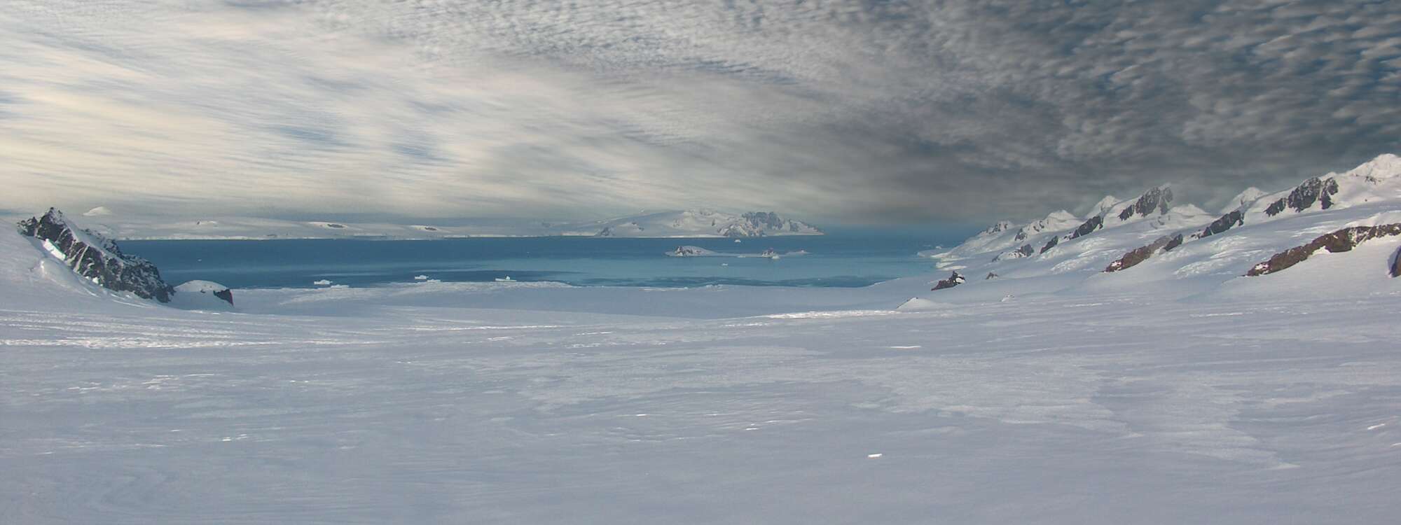 Längsansicht des Huron-Gletschers im Osten der Insel Livingston auf den Südshetlandinseln, mit McFarlane Strait, Half Moon Island und Greenwich Island im Hintergrund in der Antarktis