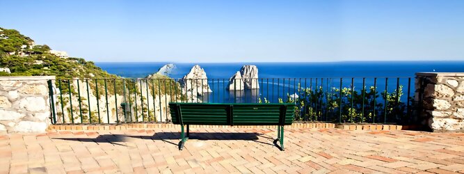 Trip Voucher Feriendestination - Capri ist eine blühende Insel mit weißen Gebäuden, die einen schönen Kontrast zum tiefen Blau des Meeres bilden. Die durchschnittlichen Frühlings- und Herbsttemperaturen liegen bei etwa 14°-16°C, die besten Reisemonate sind April, Mai, Juni, September und Oktober. Auch in den Wintermonaten sorgt das milde Klima für Wohlbefinden und eine üppige Vegetation. Die beliebtesten Orte für Capri Ferien, locken mit besten Angebote für Hotels und Ferienunterkünfte mit Werbeaktionen, Rabatten, Sonderangebote für Capri Urlaub buchen.