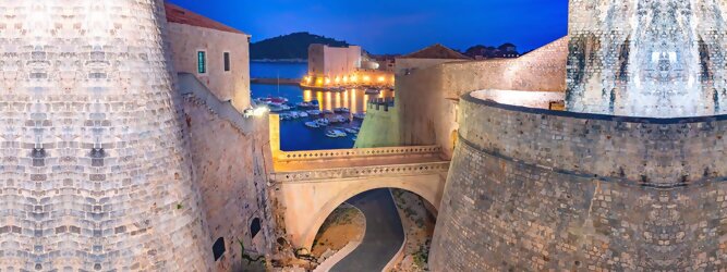 Trip Voucher Stadt Urlaub - Dubrovnik - Einen Wahnsinns Panoramablick hat man von Dubrovniks Hausberg Srd. Empor geht’s ganz easy und entspannt, minutenschnell mit der Luftseilbahn. Für begeisterte GOT-Fans empfiehlt sich die speziell geführte Game-of-Thrones-Tour zu den bekanntesten Drehorten und Schauplätzen der erfolgreichen Kultserie, der Eiserne Thron ist auf der kleinen idyllischen Insel Lokrum zu bestaunen. Die beliebtesten Orte für Dubrovnik Ferien, locken mit besten Angebote für Hotels und Ferienunterkünfte mit Werbeaktionen, Rabatten, Sonderangebote für Dubrovnik Urlaub buchen. Reisedaten eingeben und Hotel Flug Mietwagen Attraktionen Taxis für eine Dubrovnik Reise flexibel buchen. Sollten sich die Pläne ändern, sind viele der Unterkünfte und Zimmer in Dubrovnik kostenfrei stornierbar.