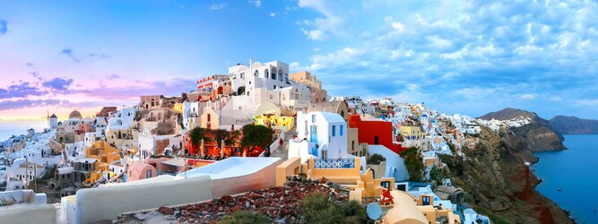 Trip Voucher Reiseideen Pauschalreise - Griechenland - Wer kennt sie nicht, die märchenhaften Bilderbuchfotos von Santorin? Strahlend weiße Häuser mit leuchtend blauen Kuppeln, schmiegen sich an die Hänge der zerklüfteten Steilküste. Für die meisten der Inbegriff von Griechenland, jedoch Griechenland ist mehr – viel mehr! Die beliebtesten Orte für Ferien in Griechenland, locken mit besten Angebote für Hotels und Ferienunterkünfte mit Werbeaktionen, Rabatten, Sonderangebote für Griechenland Urlaub buchen.