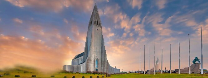Trip Voucher Reisetipps - Hallgrimskirkja in Reykjavik, Island – Lutherische Kirche in beeindruckend martialischer Betonoptik, inspiriert von der Form der isländischen Basaltfelsen. Die Schlichtheit im Innenraum erstaunt, bewegt zum Innehalten und Entschleunigen. Sensationelle Fotos gibt es bei Polarlicht als Hintergrundkulisse. Die Hallgrim-Kirche krönt Islands Hauptstadt eindrucksvoll mit ihrem 73 Meter hohen Turm, der alle anderen Gebäude in Reykjavík überragt. Bei keinem anderen Bauwerk im Land dauerte der Bau so lange, und nur wenige sorgten für so viele Kontroversen wie die Kirche. Heute ist sie die größte Kirche der Insel mit Platz für 1.200 Besucher.