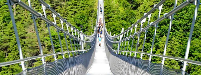 Trip Voucher Reisetipps - highline179 - Die Brücke BlickMitKick | einmalige Kulisse und spektakulärer Panoramablick | 20 Gehminuten und man findet | die längste Hängebrücke der Welt | Weltrekord Hängebrücke im Tibet Style - Die highline179 ist eine Fußgänger-Hängebrücke in Form einer Seilbrücke über die Fernpassstraße B 179 südlich von Reutte in Tirol (Österreich). Sie erstreckt sich in einer Höhe von 113 bis 114 m über die Burgenwelt Ehrenberg und verbindet die Ruine Ehrenberg mit dem Fort Claudia.