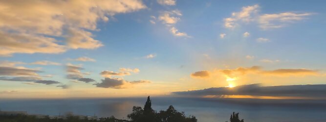 Trip Voucher Reiseideen Pauschalreise - La Palma macht ihrem Beinamen, die Schöne, alle Ehre. Das Kleinod im Atlantik erstrahlt in sattem Grün, verziert mit hübschen landestypischen Villen in den weit gestreuten Dörfern, eingerahmt von weichen Wellen des dunkelblauen atlantischen Ozeans, am Himmel ziehen malerische Formationen, bauschiger weißer Schäfchenwolken. Eine Bilderbuchidylle zum Verlieben. Die beliebtesten Orte für La Palma Ferien, locken mit besten Angebote für Hotels und Ferienunterkünfte mit Werbeaktionen, Rabatten, Sonderangebote für La Palma Urlaub buchen. Reisedaten eingeben und Hotel Flug Mietwagen Attraktionen Taxis für eine La Palma Reise flexibel buchen. Sollten sich die Pläne ändern, sind viele der Unterkünfte und Zimmer auf La Palma kostenfrei stornierbar.