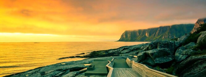 Trip Voucher Reiseideen Pauschalreise - Norwegen – Schwindelfrei auf Preikestolen – die spektakuläre Felskanzel erhebt sich als steile Plateauklippe über dem Lysefjord. Die Aussicht über den Fjord ist atemberaubend, schwindelfrei sein ist Voraussetzung. Es lohnt sich auf jeden Fall, schon mitten in der Nacht aufzustehen, um den magischen Moment des überwältigend schönen Sonnenaufgangs mitzuerleben, grandios wie sich die ersten Sonnenstrahlen in den steilen Felswänden verfangen und die Bergmauern zum Leuchten bringen. Dieser Augenblick inspiriert zur Demut und Dankbarkeit. Die beliebtesten Orte für Ferien in Norwegen, locken mit besten Angebote für Hotels und Ferienunterkünfte mit Werbeaktionen, Rabatten, Sonderangebote für Norwegen Urlaub buchen.