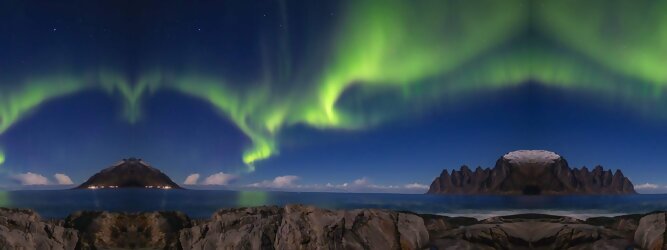 Trip Voucher Reisetipps - Polarlichter Norwegen Tromso - Skandinaviens eiskalte Schönheit fasziniert mit atemberaubenden Nordlichtern und geradezu außerirdisch imposanten Gebirgskulissen. Land der Mitternachtssonne am Polarkreis, ein Paradies für Wanderer, Naturfreunde, Hobbyfotografen und Instagram er/innen. Tromsø liegt unter dem sogenannten „Nordpollichtoval“, das den magnetischen Nordpol wie ein Ring oder Gürtel umschließt. Hier wird das Polarlicht auch Aurora Borealis genannt. Aufgrund der Struktur des Erdmagnetfeldes sind sie in dieser Region auch in Zeiten geringer Sonnenaktivität besonders häufig und intensiv zu beobachten.
