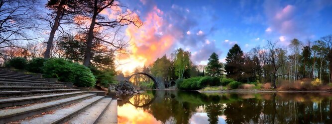 Trip Voucher Reisetipps - Teufelsbrücke wird die Rakotzbrücke in Kromlau, Deutschland, genannt. Ein mystischer, idyllischer wunderschöner Ort; eine wahre Augenweide, wenn sich der Brücken Rundbogen im See spiegelt und zum Kreis vervollständigt. Ein märchenhafter Besuch, im blühenden Azaleen & Rhododendron Park. Der Azaleen- und Rhododendronpark Kromlau ist ein ca. 200 ha großer Landschaftspark im Ortsteil Kromlau der Gemeinde Gablenz im Landkreis Görlitz. Er gilt als die größte Rhododendren-Freilandanlage als Landschaftspark in Deutschland und ist bei freiem Eintritt immer geöffnet. Im Jahr 1842 erwarb der Großgrundbesitzer Friedrich Hermann Rötschke, ein Zeitgenosse des Landschaftsgestalters Hermann Ludwig Heinrich Fürst von Pückler-Muskau, das Gut Kromlau.