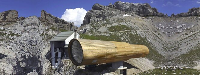 Trip Voucher Reisetipps - Das Riesenfernrohr im Karwendel – wie ein gigantischer Feldstecher wurde das Informationszentrum auf die Felskante neben der Bergstation platziert. Hoch über Mittenwald, Bayern erlebt man sensationell faszinierende Ein- und Ausblicke in die alpine Natur und die sensible geschützte Bergwelt Karwendel. Auf 2044m Seehöhe, 1.321m über Mittenwald und oft über dem Wolkenmeer, könnte das Informationszentrum Bergwelt Karwendel nicht eindrucksvoller sein! Und mit der Bergbahn ist es von Mittenwald aus in kurzer Zeit bequem erreichbar.Durch das große Panoramafenster blicken Sie auf Mittenwald und scheinen über der Stadt zu schweben.