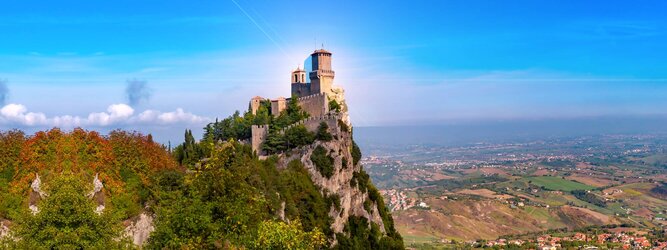 Trip Voucher Reiseideen Pauschalreise - San Marino – Hol ihn dir – den heißbegehrten Einreise-Stempel von San Marino. Nimm deinen Reisepass, besuche die örtliche Tourismusbehörde, hier wird die kleine Trophäe in dein Reisedokument gestempelt, es sieht gut aus und ist eine supertolle Urlaubserinnerung. Dieses neue Trendy-Reiselust-Souvenir passt ausgezeichnet zu den anderen außergewöhnlichen Stempeln deiner vergangenen Reisen. San Marino ist ein sehr interessanter Zwergstaat, eine Enklave, vollständig von Italien umgeben, eine der ältesten bestehenden Republiken und eines der reichsten Länder der Welt. Die beliebtesten Orte für Ferien in San Marino, locken mit besten Angebote für Hotels und Ferienunterkünfte mit Werbeaktionen, Rabatten, Sonderangebote für San Marino Urlaub buchen.