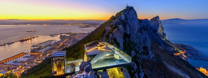 Trip Voucher Reisetipps - Ein ehemaliger militärischer Aussichtspunkt, der in eine hochmoderne Glasplattform und einen Gehweg umgewandelt wurde, der einen unvergleichlichen Blick über das Mittelmeer bietet. Ein ununterbrochener 360º-Panorama-Aussichtspunkt, der so spektakulär ist wie nirgendwo sonst auf der Welt. Betreten Sie die 360-Grad-Umgebung und bekommen Sie ein Gefühl für die Freiheit und die Heiterkeit, die Sie beim Skywalk erleben werden. Die Militärgeschichte Gibraltars während des Zweiten Weltkriegs veranschaulicht Gibraltars Position als britische Festung seit dem frühen 18. Während des Zweiten Weltkriegs spielte Gibraltar eine wichtige Rolle sowohl im Atlantic Theatre als auch im Mediterranean Theatre und kontrollierte praktisch den gesamten Seeverkehr in und aus dem Mittelmeer vom Atlantischen Ozean.